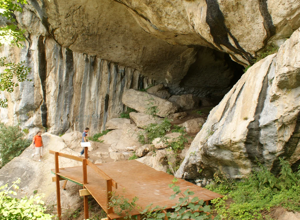 Shpella_e_zeze_-_Pellumbas
